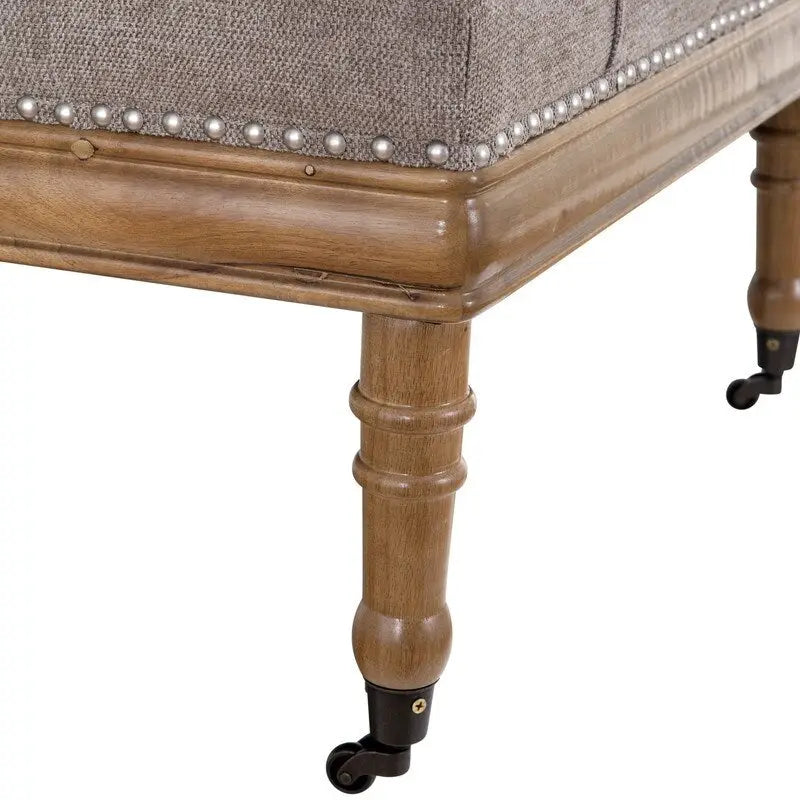 Gepolsterter Ottoman mit Rautenheftung, Nagelverzierung, gedrechselten Beinen und Rollen