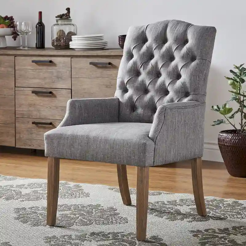 Gepolsterter Esszimmer-Armlehnstuhl mit Knopfheftung und rustikalen Holzbeinen, Beige / Grau / Leinen