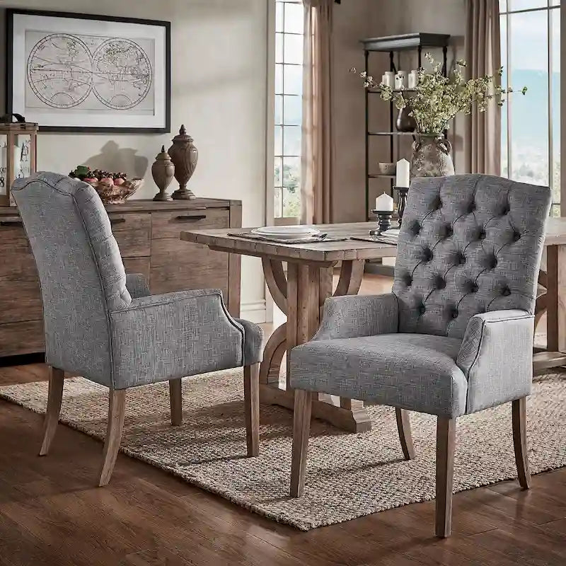 Gepolsterter Esszimmer-Armlehnstuhl mit Knopfheftung und rustikalen Holzbeinen, Beige / Grau / Leinen