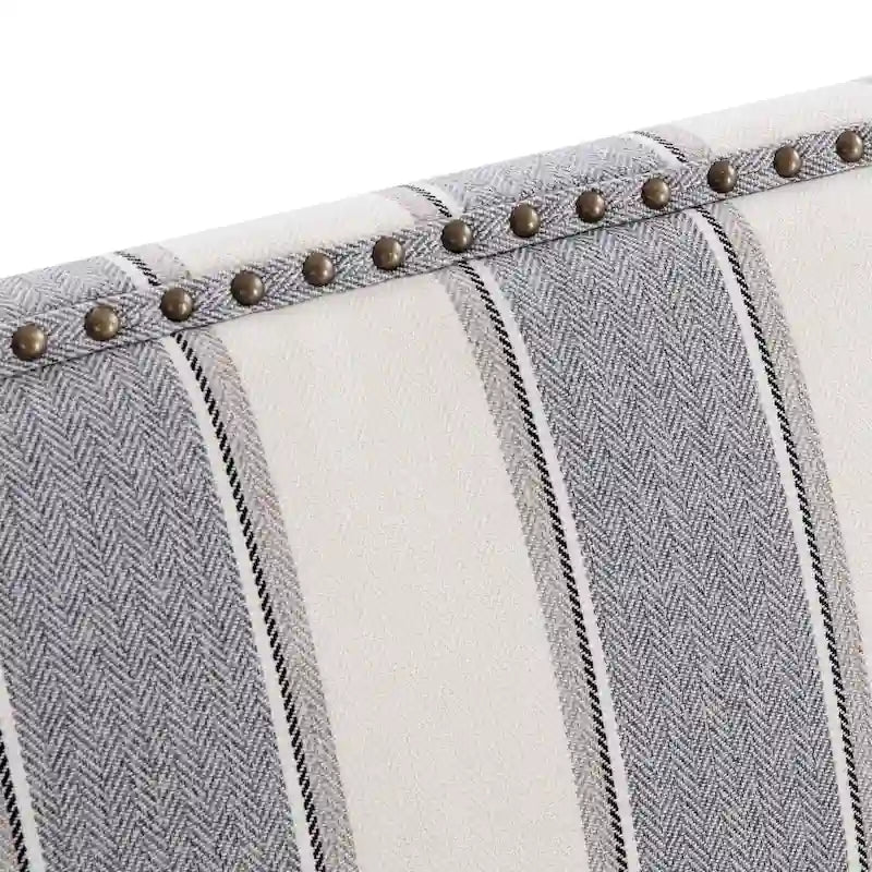 Akzentsessel aus Polyester mit Blumenmuster, Nagelkopfbesatz und Holzbeinen