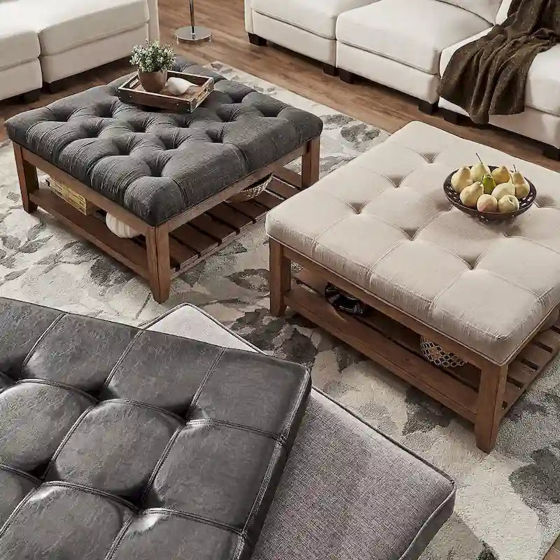 Table basse ottomane carrée capitonnée, avec étagère en planches, pin vieilli et lin
