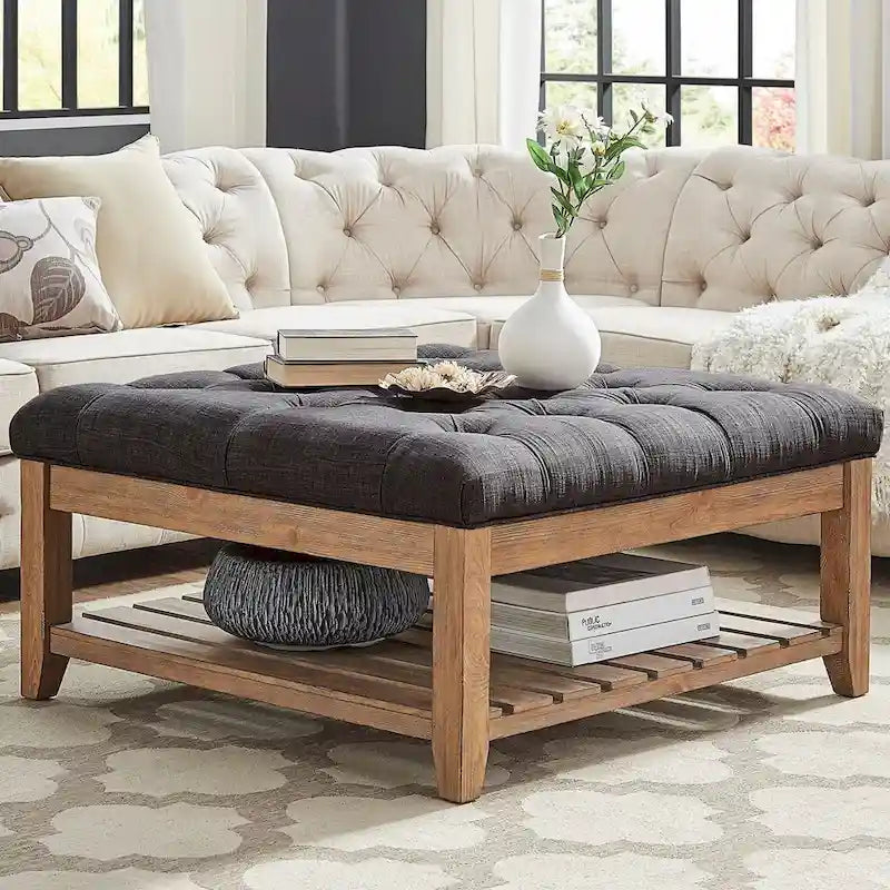 Table basse ottomane carrée capitonnée, avec étagère en planches, pin vieilli et lin