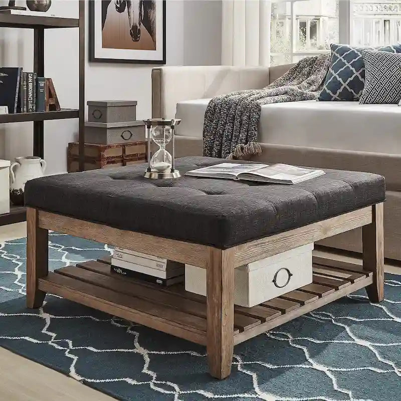 Table basse ottomane carrée capitonnée, avec étagère en planches, pin vieilli et lin