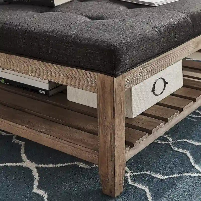 Table basse ottomane carrée capitonnée, avec étagère en planches, pin vieilli et lin