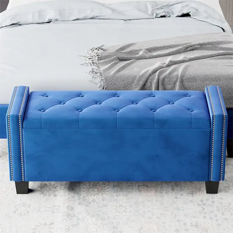 Banquette pouf de rangement capitonnée en velours bleu avec bordure de rivets décoratifs