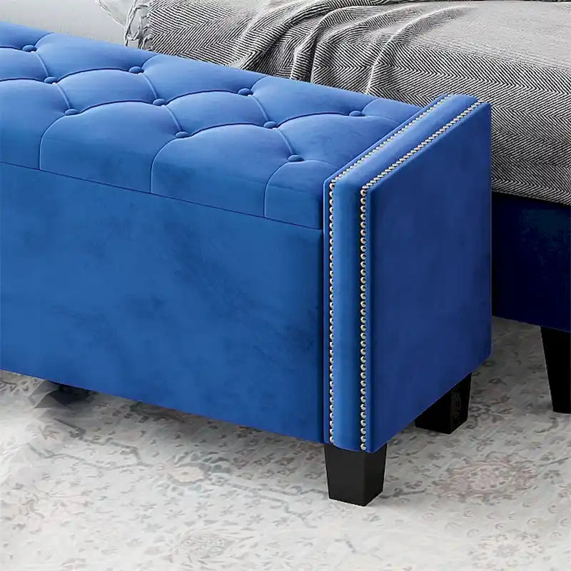 Banquette pouf de rangement capitonnée en velours bleu avec bordure de rivets décoratifs